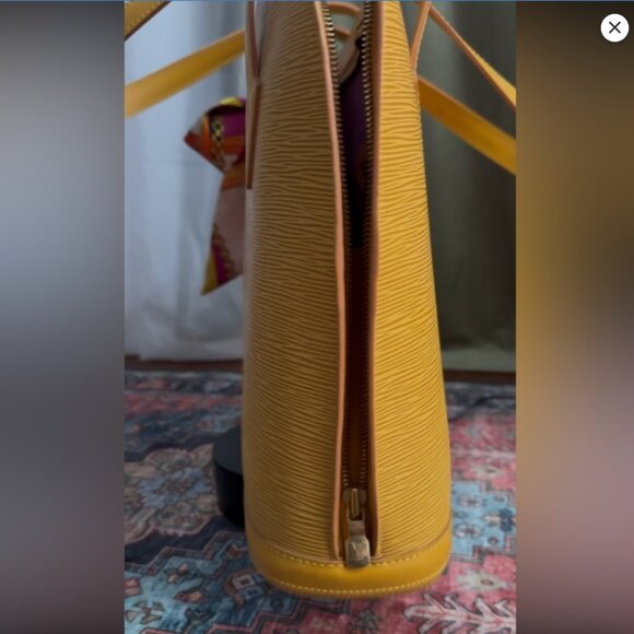 EUC LV (Pristine Interior) Epi Lussac Yellow Leather Louis Vuitton Shoulder Bag - Picture 8 of 12